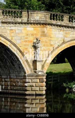 Ponte sul metodo principale a Chatsworth House nel Derbyshire Regno Unito Inghilterra Foto Stock