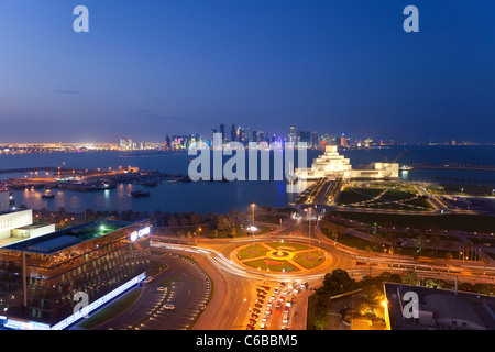 Il Qatar, il Medio Oriente e penisola arabica, Doha, vista in elevazione oltre il Museo di Arte Islamica e il porto Dhow Foto Stock