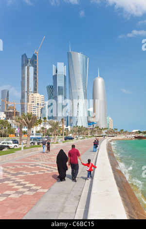 Vista lungo la Corniche verso il nuovo skyline di West Bay quartiere finanziario centrale di Doha Foto Stock