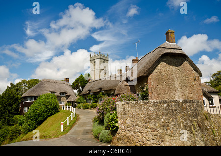Cottage con il tetto di paglia e la chiesa. Godshill Village, Isola di Wight Foto Stock