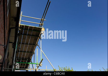 Ponteggio eretto sul lato di una casa in Inghilterra Regno Unito Foto Stock