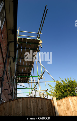 Ponteggio eretto sul lato di una casa in Inghilterra Regno Unito Foto Stock