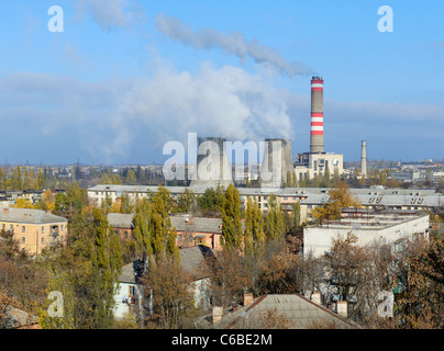 Un dell era sovietica potenza termica impianto nel bel mezzo di una zona residenziale, Gresovskiy, Crimea, autonomia, Ucraina. Foto Stock