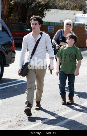 Nick Jonas e il suo giovane fratello Frankie Jonas fuori e circa a Toluca lago dove essi avevano anche il pranzo al ristorante Patys Los Foto Stock