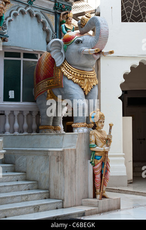 Statua di elefante presso l'entrata di Babu Amichand Panalal Adishwarji tempio Jain nel Malabar Hill Mumbai, India Foto Stock