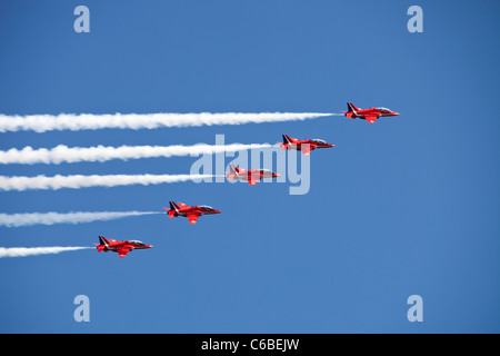 La RAF, frecce rosse sorvolano il distretto del Lago durante il Windermere Air Show, UK. Foto Stock