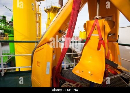 Una rana, personale il dispositivo di trasferimento sul jack up barge, il Goliath al Walney per centrali eoliche offshore project Foto Stock