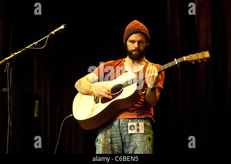 Sim Chailo eseguendo sulla lontano fuori fase al Green Man festival 2011, Casa Glanusk, Wales , Regno Unito. Foto Stock