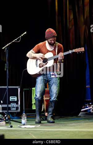 Sim Chailo eseguendo sulla lontano fuori fase al Green Man festival 2011, Casa Glanusk, Wales , Regno Unito. Foto Stock