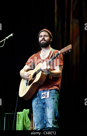 Sim Chailo eseguendo sulla lontano fuori fase al Green Man festival 2011, Casa Glanusk, Wales , Regno Unito. Foto Stock