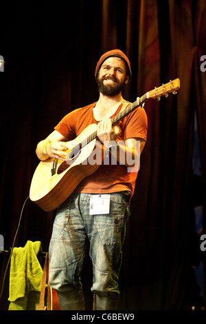 Sim Chailo eseguendo sulla lontano fuori fase al Green Man festival 2011, Casa Glanusk, Wales , Regno Unito. Foto Stock