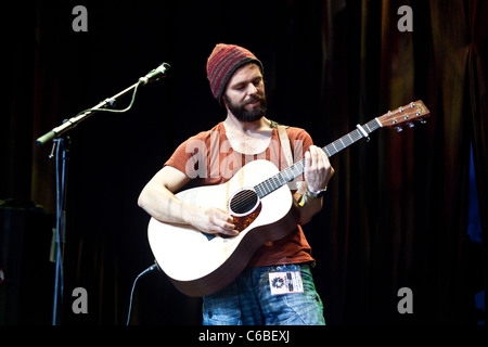 Sim Chailo eseguendo sulla lontano fuori fase al Green Man festival 2011, Casa Glanusk, Wales , Regno Unito. Foto Stock