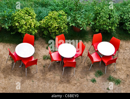 Tre fuori del ristorante tavoli e sedie. Vista dall'alto. Close up Foto Stock