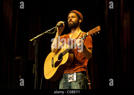 Sim Chailo eseguendo sulla lontano fuori fase al Green Man festival 2011, Casa Glanusk, Wales , Regno Unito. Foto Stock