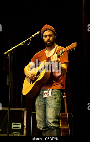 Sim Chailo eseguendo sulla lontano fuori fase al Green Man festival 2011, Casa Glanusk, Wales , Regno Unito. Foto Stock