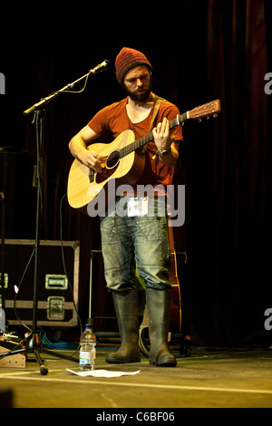 Sim Chailo eseguendo sulla lontano fuori fase al Green Man festival 2011, Casa Glanusk, Wales , Regno Unito. Foto Stock