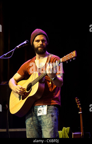 Sim Chailo eseguendo sulla lontano fuori fase al Green Man festival 2011, Casa Glanusk, Wales , Regno Unito. Foto Stock