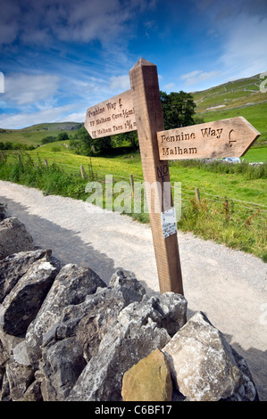 Un cartello che puntano a Malham Cove e del The Pennine Way nel Yorkshire Dales National Park, Inghilterra Foto Stock