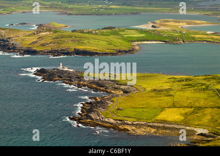 La Valentia Island Lighthouse nella Contea di Kerry, Irlanda, visto dall'isola il punto più alto sul Geokaun Mountain. Foto Stock