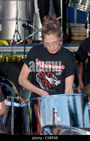 Membro della band da acciaio Metronomes orchestra che suona tamburo di acciaio a Notting Hill Campionati del panorama Foto Stock