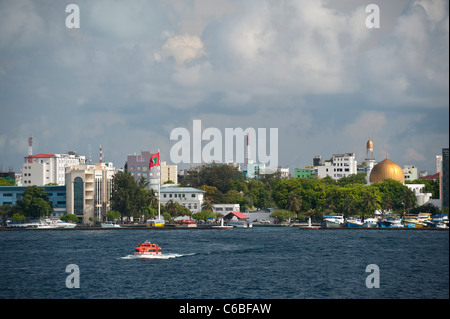 Malé Harbour, il lungomare e la cupola della Grande Moschea del Venerdì, Maldive Foto Stock