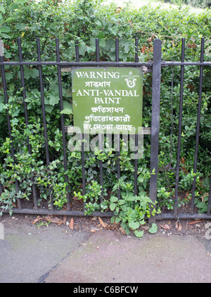 Un segno di avvertimento di anti vandalo vernice in uso visualizzata in inglese e arabo. Vicino a Hoxton, London, Regno Unito Foto Stock