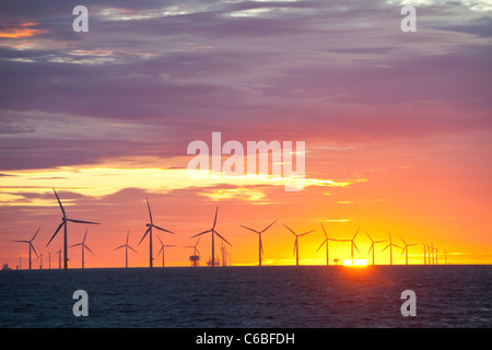 Tramonto sul Walney offshore wind farm. Foto Stock