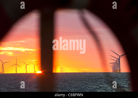 Il Walney per centrali eoliche offshore project, off Barrow in Furness, Cumbria, Regno Unito, al tramonto. Foto Stock