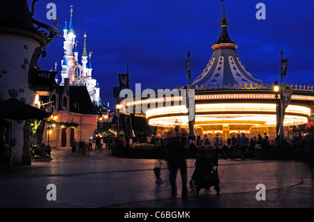 Le Carrousel de Lancelot e La Bella Addormentata castello di notte. Disneyland Paris. Foto Stock