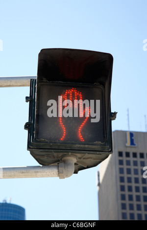 Basso consumo di energia led halt dont la croce rossa mano attraversamento pedonale sign in downtown Winnipeg Manitoba Canada Foto Stock