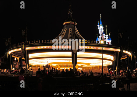 Le Carrousel de Lancelot e La Bella Addormentata castello di notte. Disneyland Paris. Foto Stock