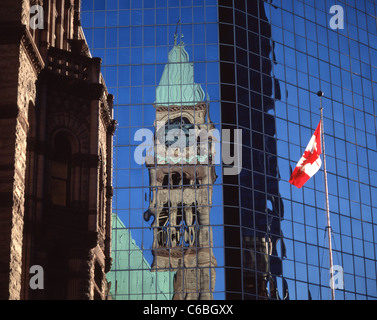 Parlamento provinciale edificio si riflette nel centro cittadino di grattacieli di Toronto, Ontario, Canada Foto Stock