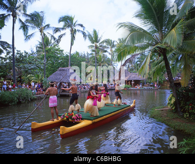 Arcobaleni di Paradise canoa, il Centro Culturale Polinesiano, Laie, Koolauloa distretto, Oahu, Hawaii, Stati Uniti d'America Foto Stock