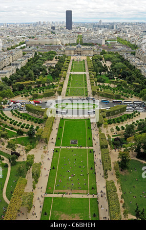 Champ de Mars come visto dalla Torre Eiffel al secondo piano. Parigi, Francia. Foto Stock