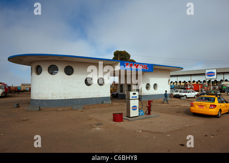 Tamoil stazione di gas (ex stazione Agip), Asmara, Eritrea, Africa Foto Stock