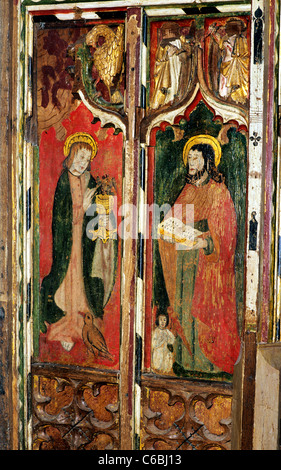 Morston Norfolk. Rood screen, San Giovanni, San Matteo di due dei quattro Evangelisti Saint Santi Evangelista agli schermi dipinti pittura Foto Stock