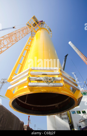 Una gru solleva un pezzo di transizione sul ponte di una chiatta, pronto per estrarre il Walney offshore wind farm Foto Stock