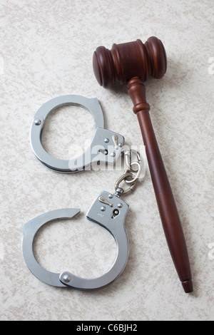 Martello e manette Foto Stock