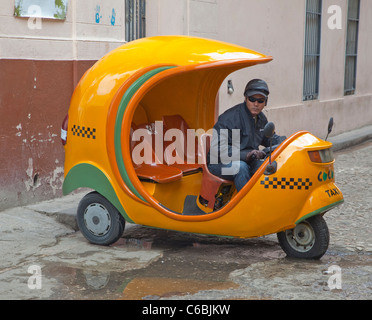 Cuba, La Habana. Coco-Taxi e Driver. Foto Stock