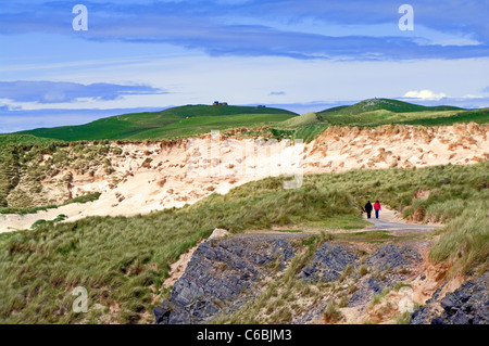 2 scuotipaglia sulla via attraverso le dune di sabbia a Faraid Head, da Balnakeil Bay, Durness, Sutherland, MOD base visibile sullo skyline. Foto Stock