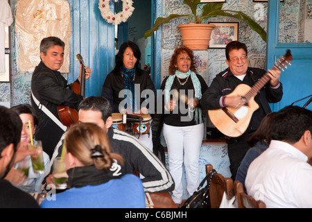 Cuba, La Habana. La Bodeguita del Medio. I musicisti suonano e cantano. Foto Stock