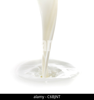 Versare il latte splash isolati su sfondo bianco Foto Stock