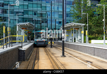 I vecchi tram blu in Media City UK station a Salford Quays vicino a Manchester, parte del Manchester Metrolink system Foto Stock