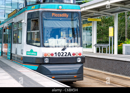 I vecchi tram blu in Media City UK station a Salford Quays vicino a Manchester, parte del Manchester Metrolink system Foto Stock