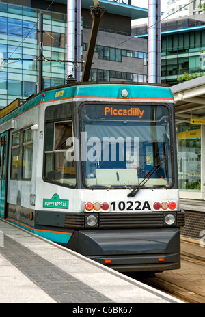 I vecchi tram blu in Media City UK station a Salford Quays vicino a Manchester, parte del Manchester Metrolink system Foto Stock