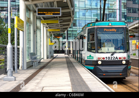 I vecchi tram blu in Media City UK station a Salford Quays vicino a Manchester, parte del Manchester Metrolink system Foto Stock