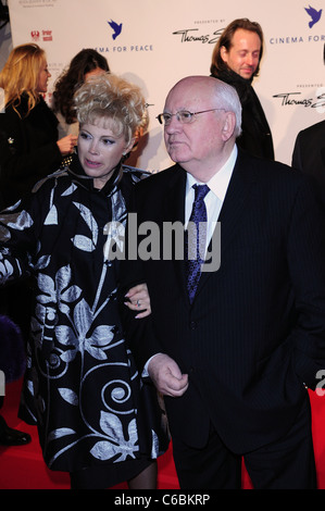 Di Mikhail Gorbaciov e figlia Irina presso il Cinema per la pace " gala alla Konzerthaus am Gendarmenmarkt durante il sessantesimo Berlin Foto Stock