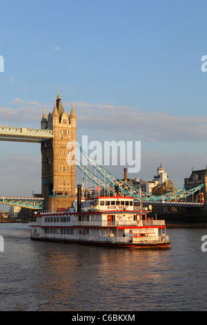 Dixie Regina in barca per visite guidate passando il Tower Bridge Tamigi Londra Inghilterra REGNO UNITO GB Foto Stock