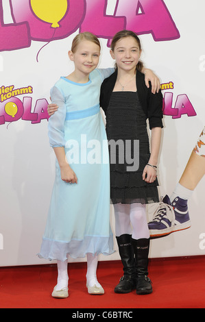 Meira Durand, Felina Czycykowski presso la prima mondiale di "Hier kommt Lola' a Cinemaxx Dammtor movie theater. Amburgo, Germania Foto Stock