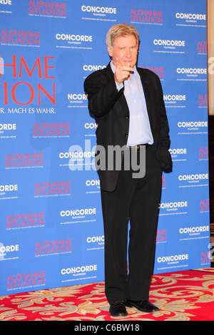 Harrison Ford promuovendo il suo nuovo film "Misure straordinarie' ('Ausnahmesituation') in corrispondenza di un photocall al Ritz Carlton Hotel. Foto Stock